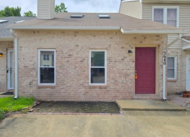 Building Photo - Awesome 3 Bed / 2 Bath Townhome with Open ...