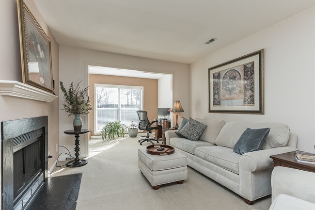 Building Photo - 10300 Appalachian Cir Unit Condo - Four Winds of Oakton