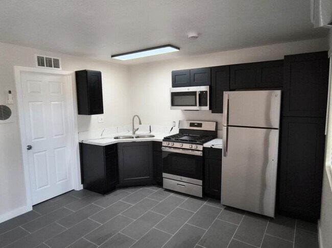Building Photo - 1 bedroom in PHOENIX AZ 85021 Unit 03 Rental
