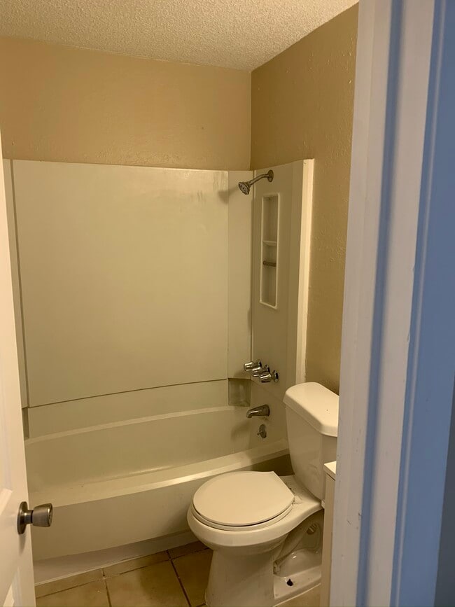 Photo - 301 Hedgewood Dr Unit B