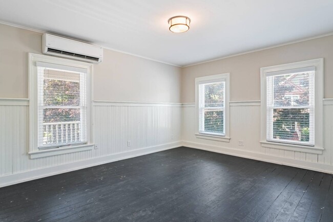 Photo - 130 Van Dam St