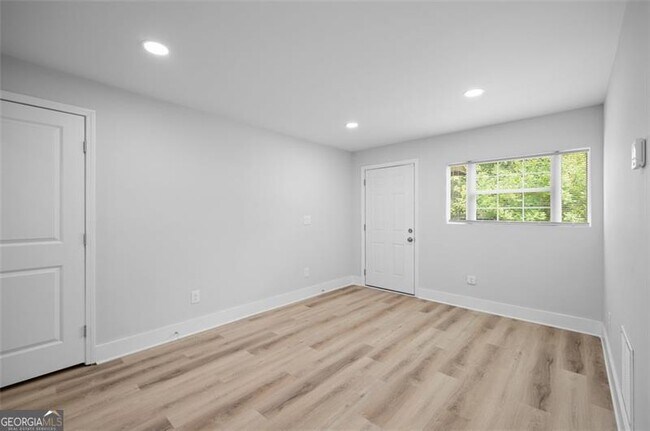 Photo - 1060 Oak St SW