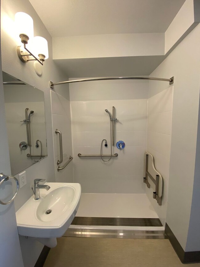 Building Photo - ADA accessible 1 bed 1 bath unit in fully renovated complex