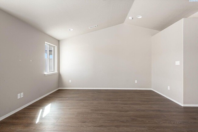 Building Photo - 627 Marysville Way
