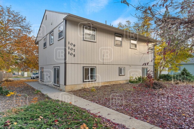 Building Photo - 107 W 3rd St Rental