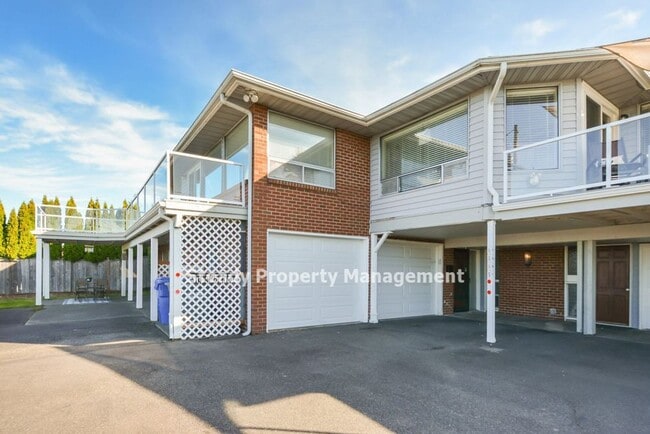 Building Photo - 6803-6805 E Side Dr NE