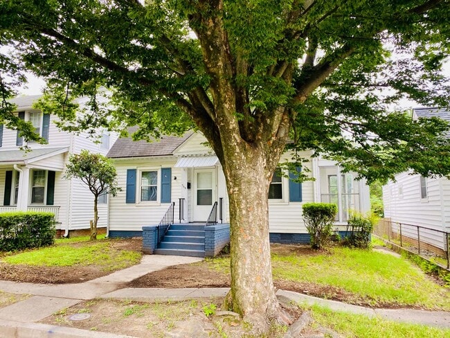 Photo - Adorable 2bdrm/1bth Bungalow Conveniently ...