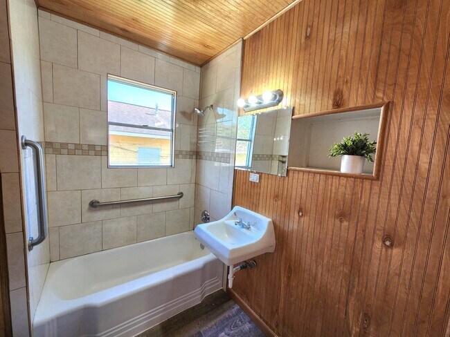 Photo - 6903 Palestine St