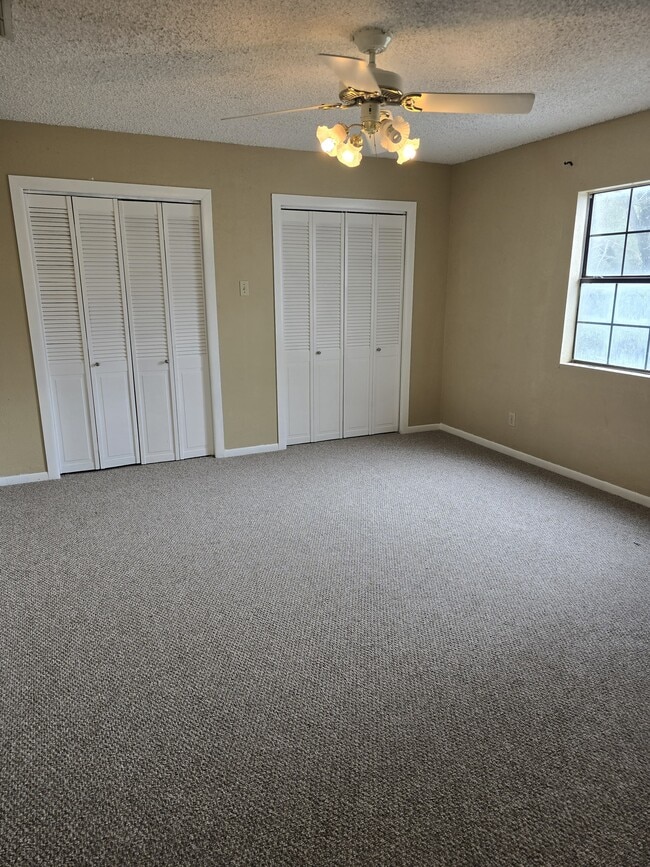 Photo - 615 S Smith St Apartamentos