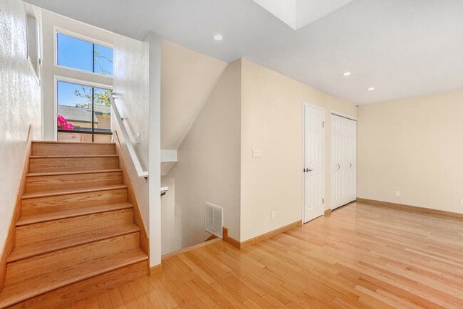 Photo - 109 Carob Ln