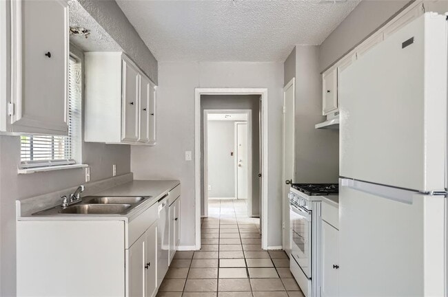 Photo - 1302 Radcliff Dr