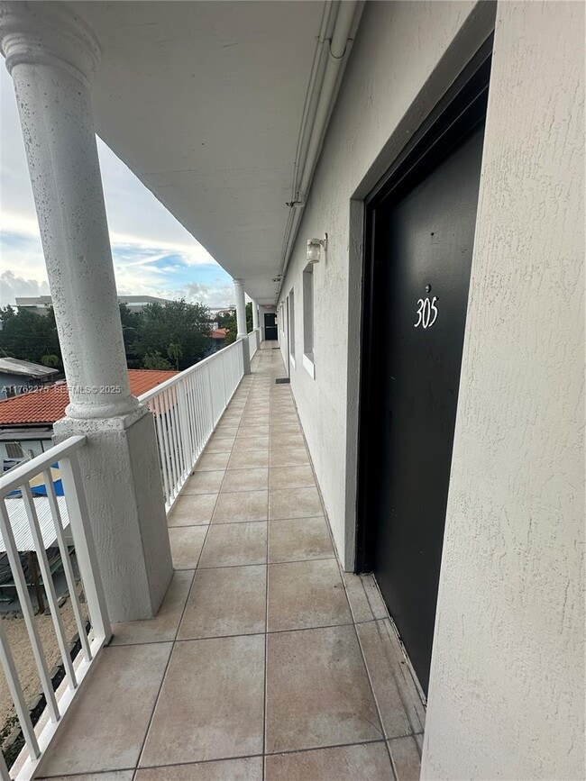 Building Photo - 1453 SW 3rd St Unit 305