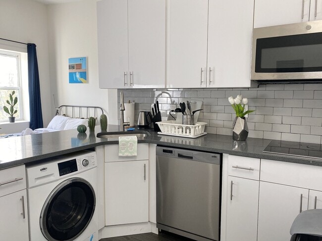 Photo - 1725 Bainbridge St Unit 3F