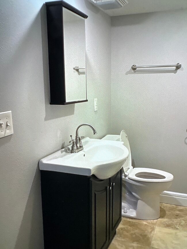 Building Photo - 128 W Chestnut St Unit Basement apartment