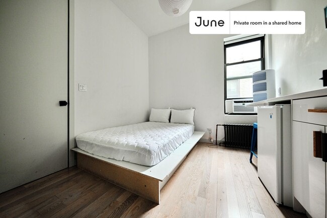 Building Photo - Private bedroom in 3 bed/3 bath Home