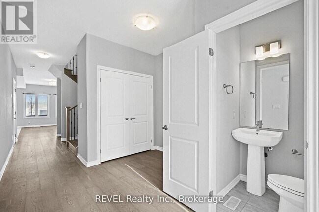 Photo - 87 Renfrew Trl