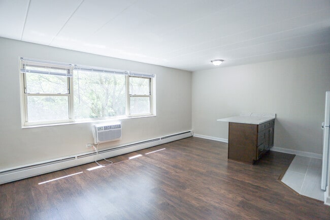 Building Photo - 7300 N Ridge Blvd Unit #308 Rental