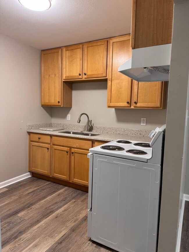 Building Photo - Santana - Princeton Unit B