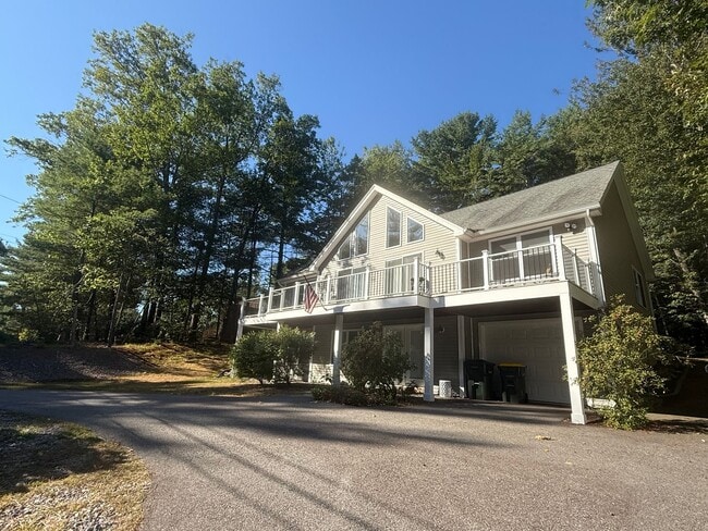 Building Photo - Spacious & Comfortable 4 Bedroom House - C...