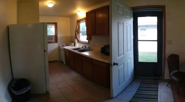 Building Photo - Lakeview Homes Unit 1205