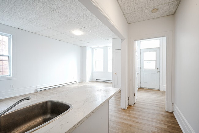 Photo - 3419 Av. Prud'homme Unit 7