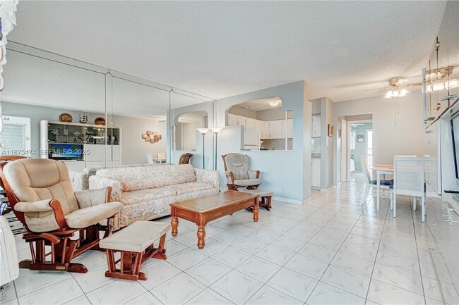 Building Photo - 800 SW 10th Terrace Unit 20T