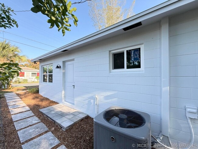 Photo - 912 SE Tarpon Ave