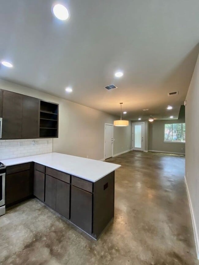 Building Photo - Beautiful Home Move in Ready Located minutes from Southtown!
