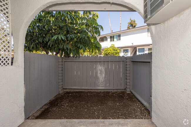 1BR, 1BA - 810SF - Patio