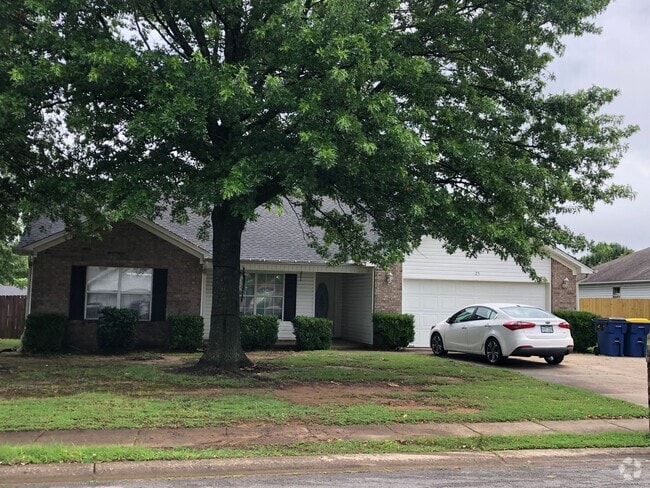 Building Photo - Spacious 3-Bedroom Home in the Heart of Ca...