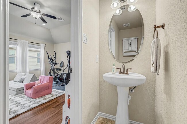 Photo - 102 N Victoriana Cir