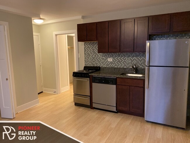 Building Photo - 429 W Wellington Ave