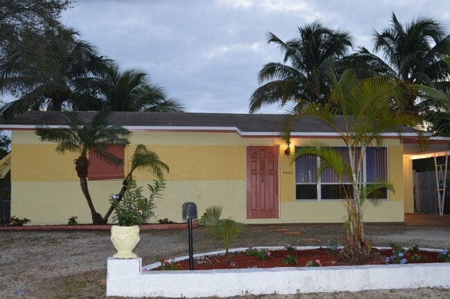 Cozy Lakeside Home - 4850 Southwest 41st Avenue