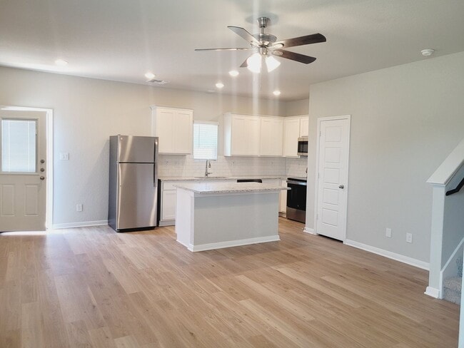 Photo - Almost New Townhome 3/2.5 Near UTSA