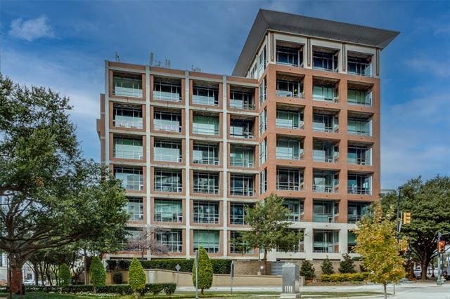 Building Photo - 2011 Cedar Springs Rd Unit 406