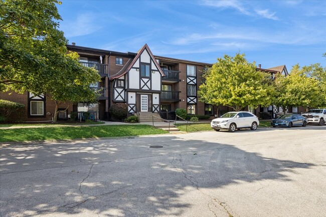 Building Photo - 13620 Lamon Ave Unit 420