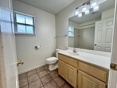 Photo - 806 Almoo St