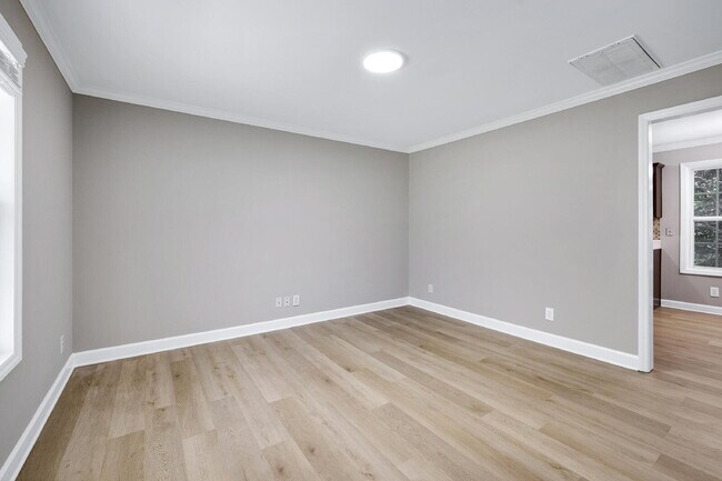 Photo - 520 Wyndham Dr