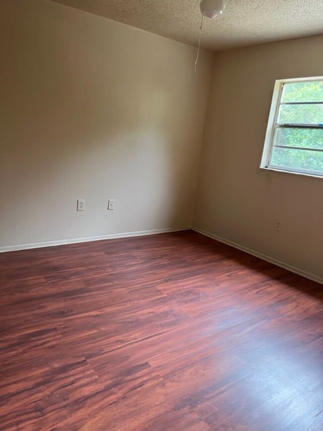 Photo - 2 Bdrm 1 Bath Apartment in Bradenton, FL Unit 710