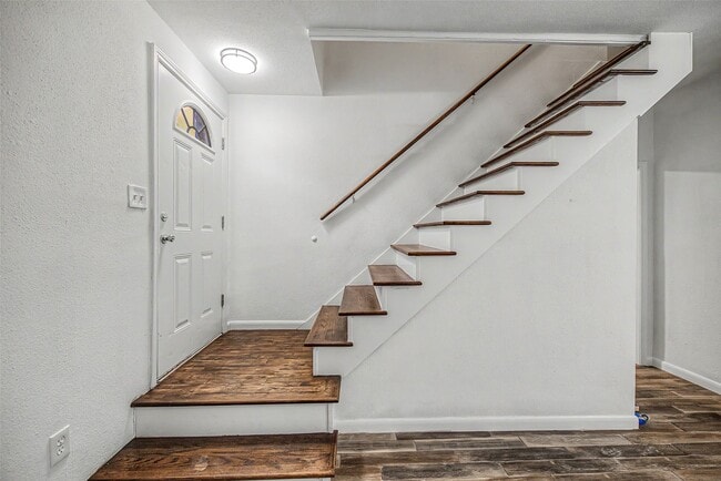Photo - 830 Threadneedle St Unit 228