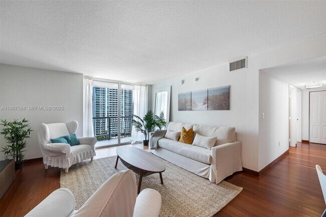 Building Photo - 1200 Brickell Bay Dr Unit 2824
