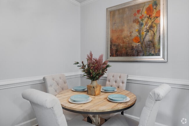 1BR, 1BA - 708SF - Dining Room
