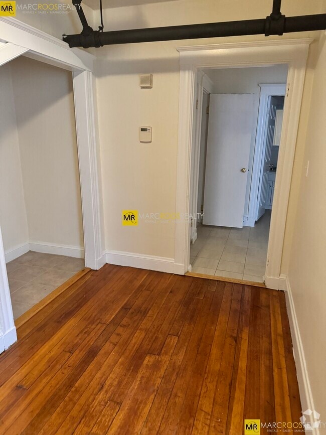 Building Photo - 9 Barrows St Unit B Rental