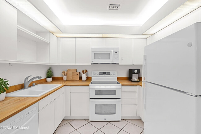 Building Photo - 5035 N 10th Pl Unit 108