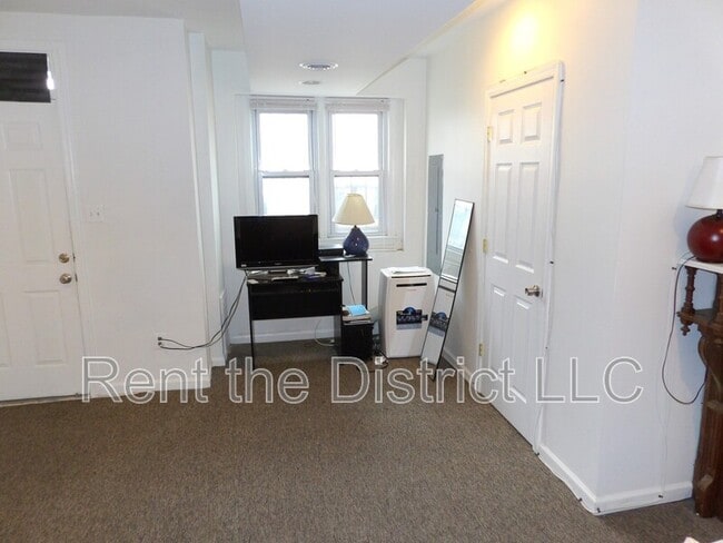 Photo - 403 M St NE Unit B