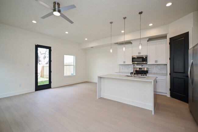 Photo - 3839 Noah St