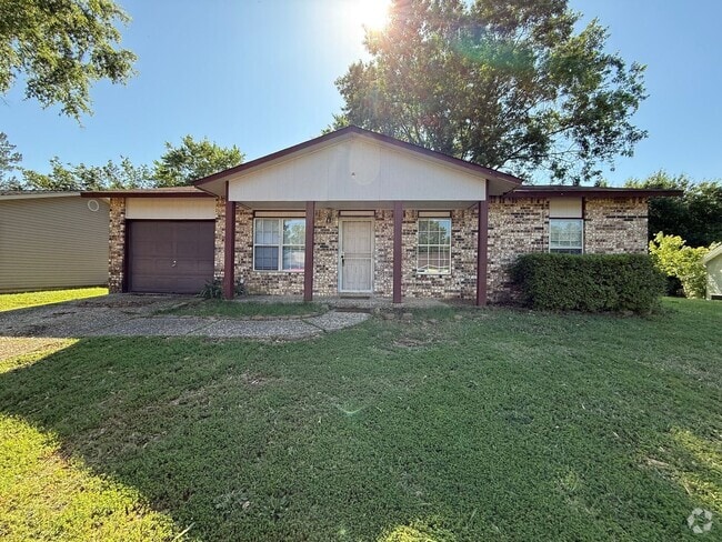 Building Photo - 3 Bedroom and 2 bathroom home.