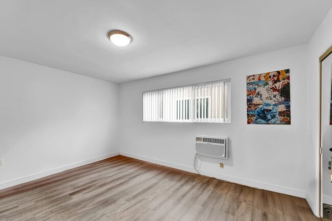 Photo - 925 W 30th St Unit 7