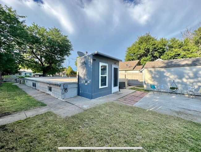 Photo - 440 W 6th St