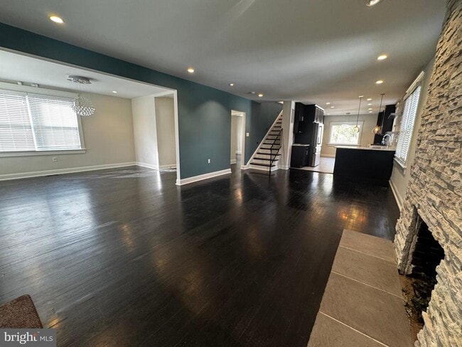 Photo - 513 Whittier St NW